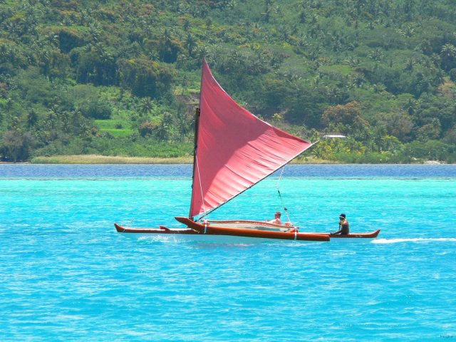 54- En pirogue a voile sur le lagon 